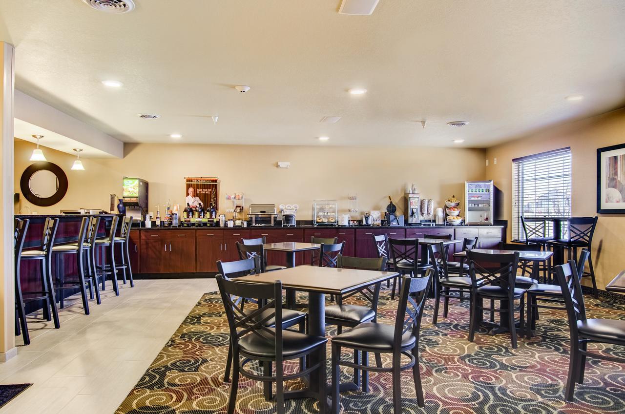 Castle Rock Inn & Suites - Quinter Exterior foto